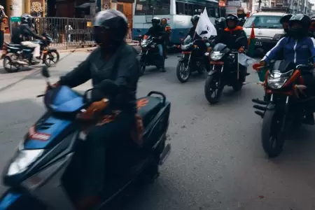 Motociclistas rechazan chalecos con placa.