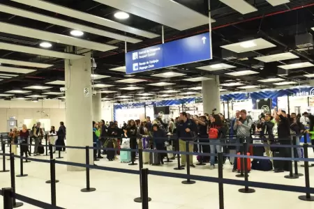 Falta de combustible genera retrasos y cancelaciones de vuelos en el Jorge Chve