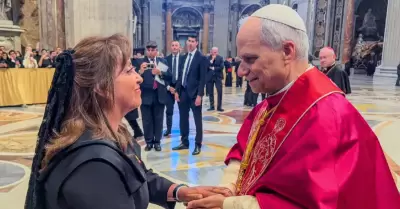 Dina Boluarte junto al papa León XIV.