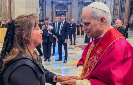 Dina Boluarte junto al papa Len XIV.