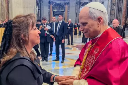 Dina Boluarte junto al papa Len XIV.
