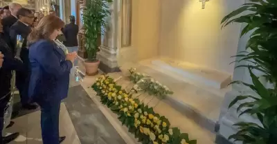 Dina Boluarte ante la tumba de Francisco.