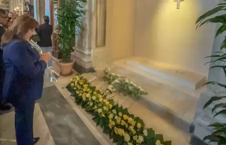 Dina Boluarte ante la tumba de Francisco.