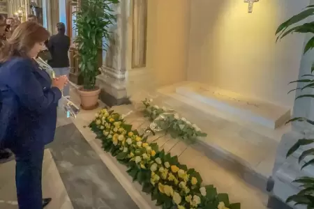 Dina Boluarte ante la tumba de Francisco.