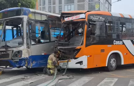 Bus del Corredor Azul y unidad de Evipusa colisionan en la av. Arequipa.