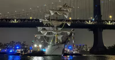 Buque mexicano choca contra puente de Brooklyn.