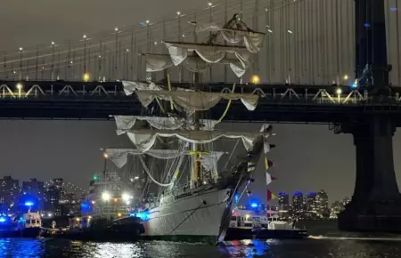 Buque mexicano choca contra puente de Brooklyn.
