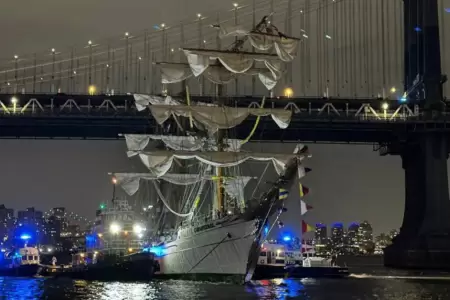 Buque mexicano choca contra puente de Brooklyn.
