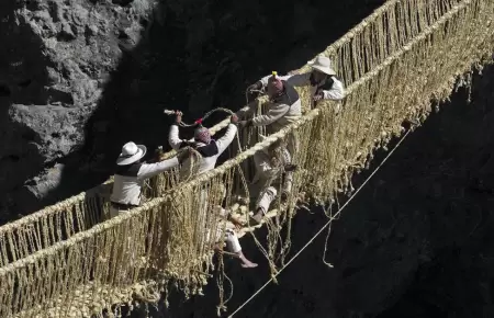 Puente Queshuachaca fue destruido por inescrupulosos.
