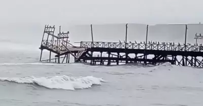 Colapsa parte de la infraestructura del muelle de Huanchaco.