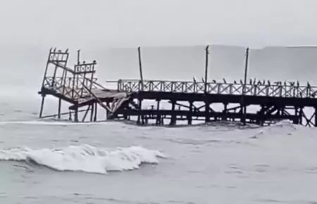 Colapsa parte de la infraestructura del muelle de Huanchaco.