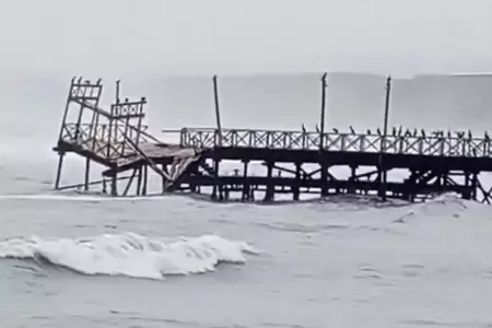 Colapsa parte de la infraestructura del muelle de Huanchaco.