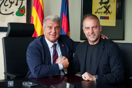Hansi Flick y Joan Laporta anuncian la ansiada renovacin de contrato.