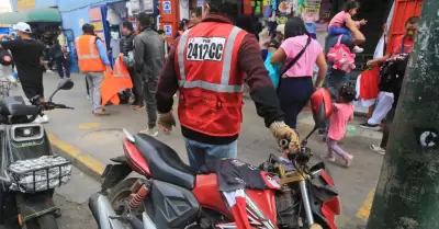 Motociclistas deberán usar chalecos con placas