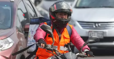 Motociclistas enfrentan sanciones por no usar casco y chaleco.