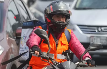Motociclistas enfrentan sanciones por no usar casco y chaleco.