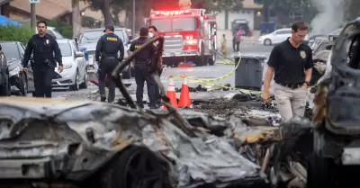 Avioneta se estrella en barrio estadounidense.