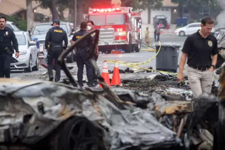 Avioneta se estrella en barrio estadounidense.