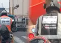 Motociclistas acatan norma del Gobierno: Conductores se vuelven virales por peculiares chalecos con 'placa'