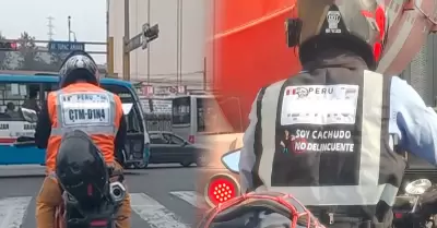 Motociclistas usan peculiares chalecos con 'placa'.