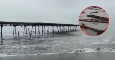 Fuerte oleaje destruye Muelle Fiscal de Pisco.