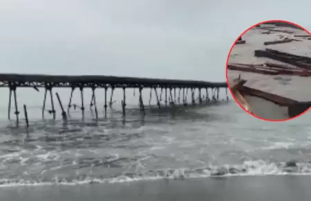 Fuerte oleaje destruye Muelle Fiscal de Pisco.