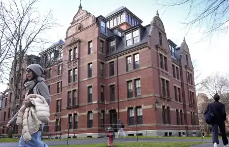 Gobierno de Donald Trump prohíbe a Harvard admitir estudiantes extranjeros.