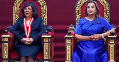 Dina Boluarte y Janet Tello coinciden en ceremonia de firma de autgrafa de ley.
