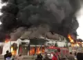 VES: Incendio de gran magnitud en fábrica de colchones moviliza a varios cuerpos de bomberos