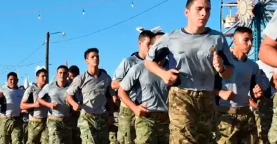Gobierno de Milei relanza servicio militar voluntario en Argentina.