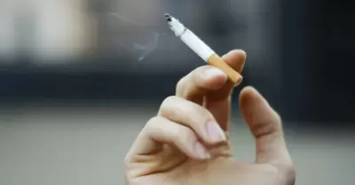 Francia prohíbe el uso de cigarros en espacios públicos.