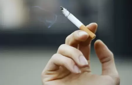 Francia prohíbe el uso de cigarros en espacios públicos.