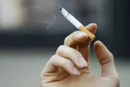 Francia prohbe el uso de cigarros en espacios pblicos.
