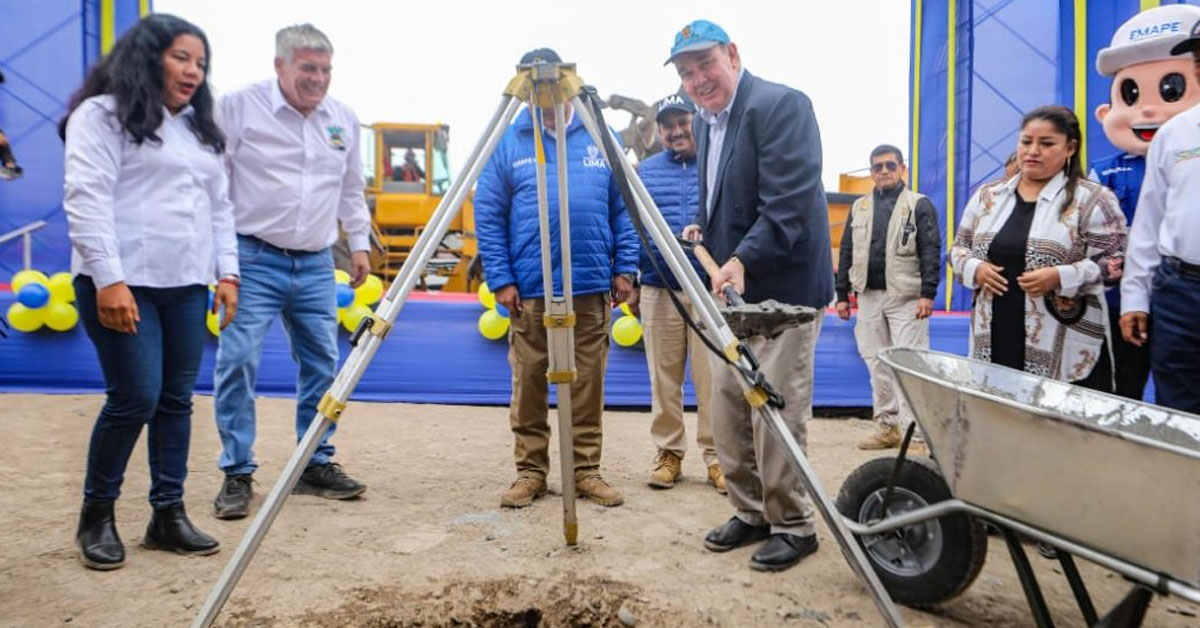 Rafael Lpez Aliaga colocando la primera piedra del bypass en la Ramiro Prial.