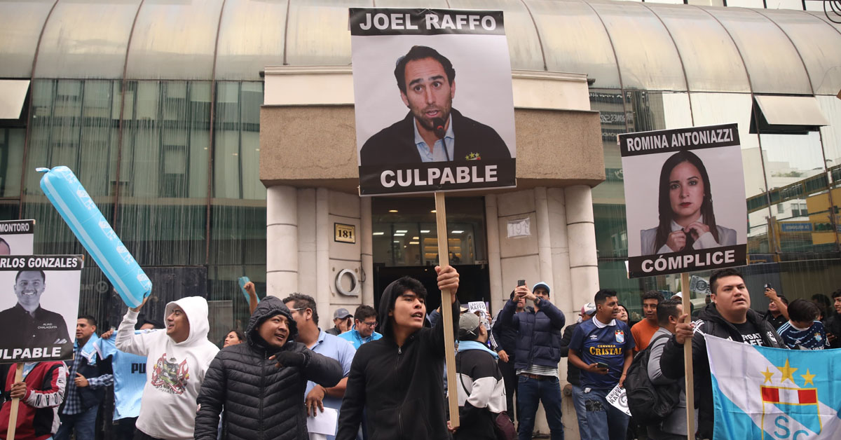 Sporting Cristal: Hinchas realizan violenta protestas a las afueras de las oficinas de Agref en Miraflores