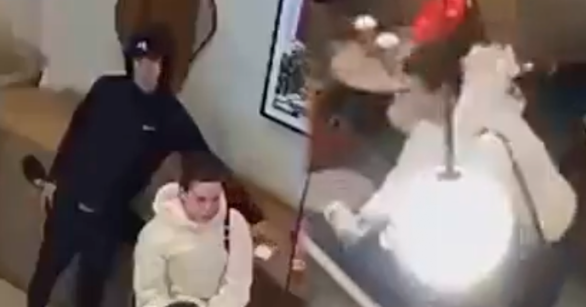 Actriz de famosa serie de Netflix golpea a ladrón que intentó robarle su celular: MIRA AQUÍ EL VIDEO