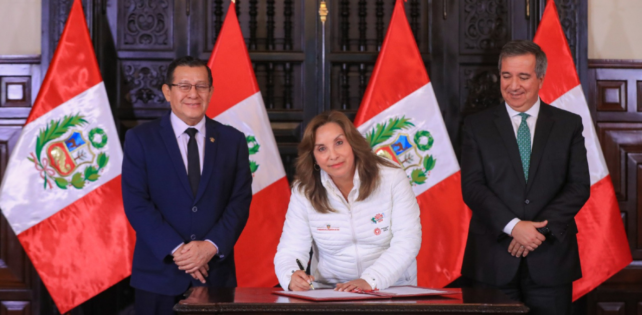 FONCOMUN: Presidenta Boluarte firma autógrafa de ley que oficializa su aumento progresivo al 2029
