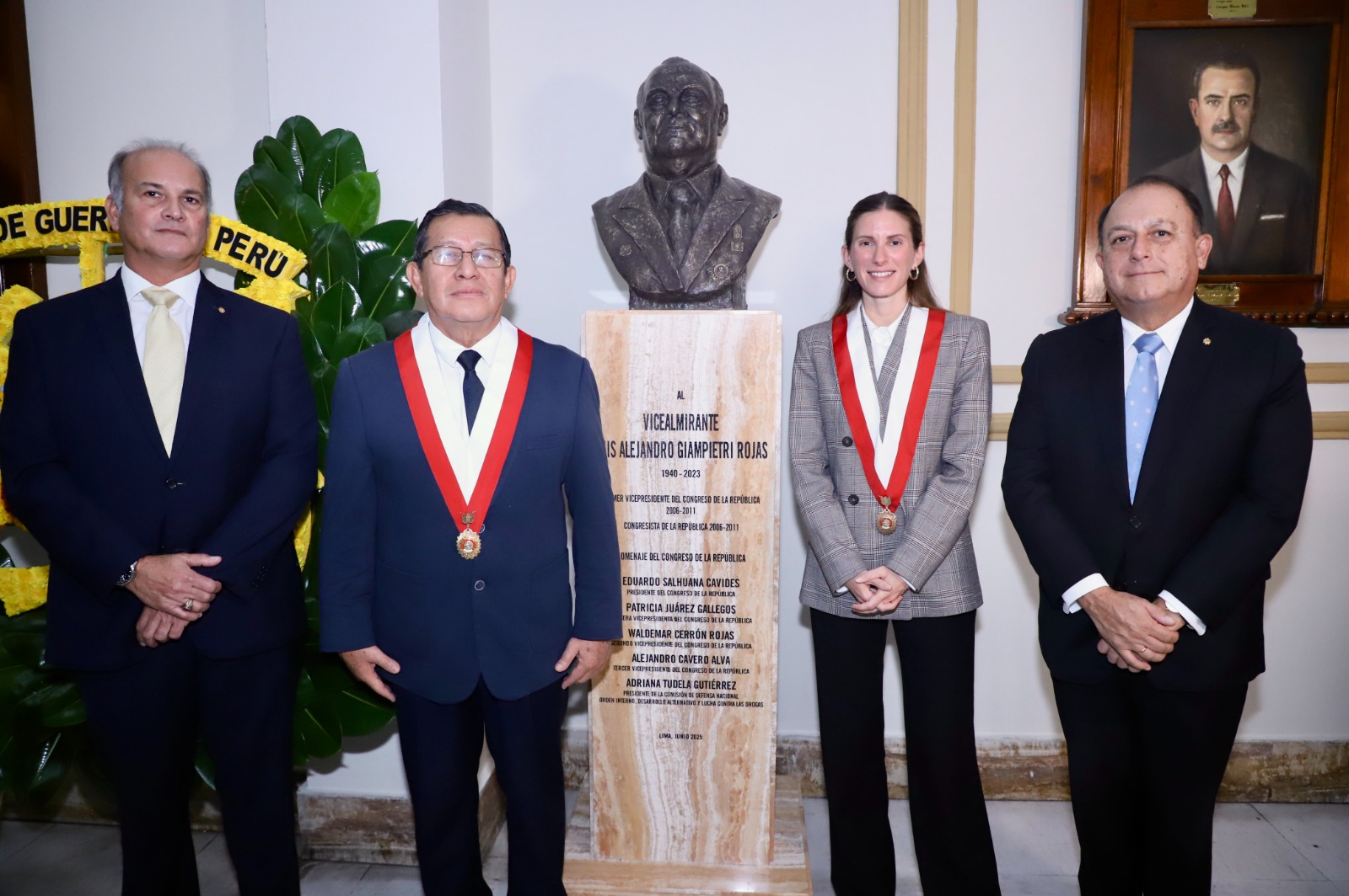 Congreso devela busto de Luis Giampietri.