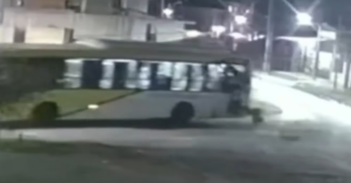 Joven se queda dormido en el bus, cae por la ventana y sobrevive de milagro: "Se cortó parte del cuello"