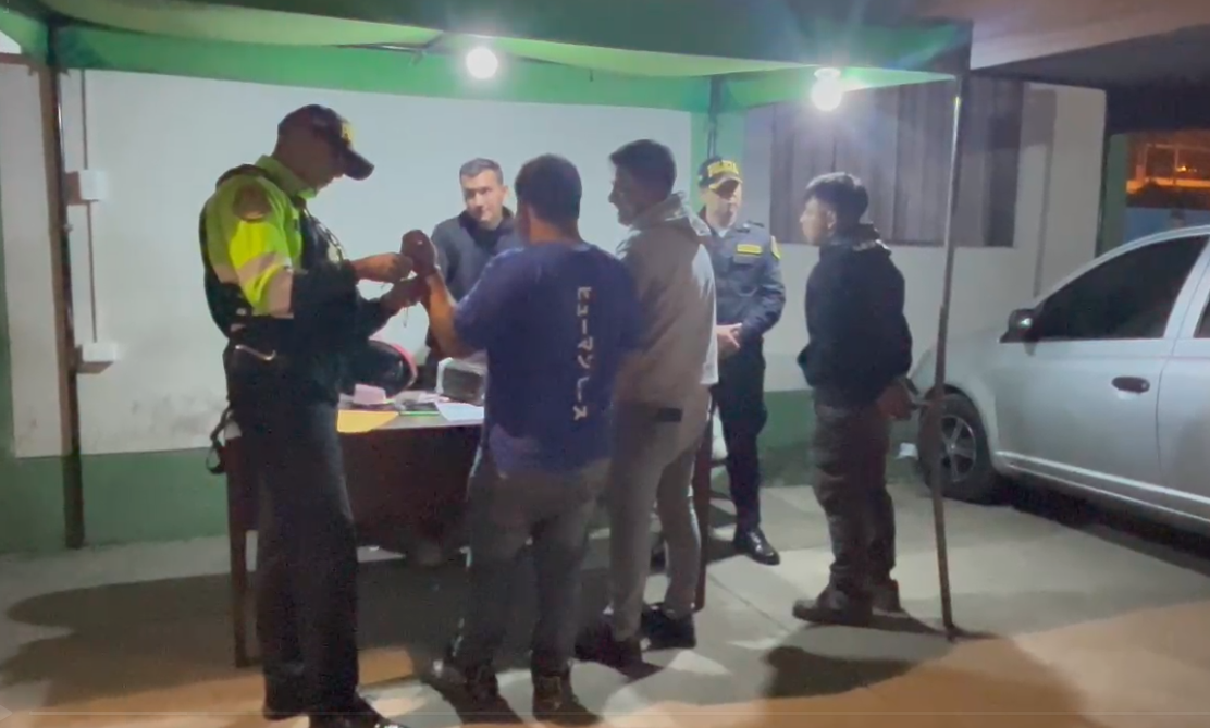 PNP captura a dos presuntos implicados en el asesinato de un hombre en carwash de Comas.