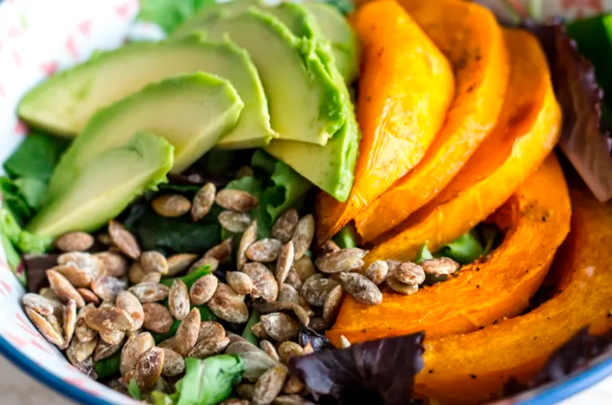 Incluye las semillas de calabaza en ensaladas y otras comidas de tu eleccin.