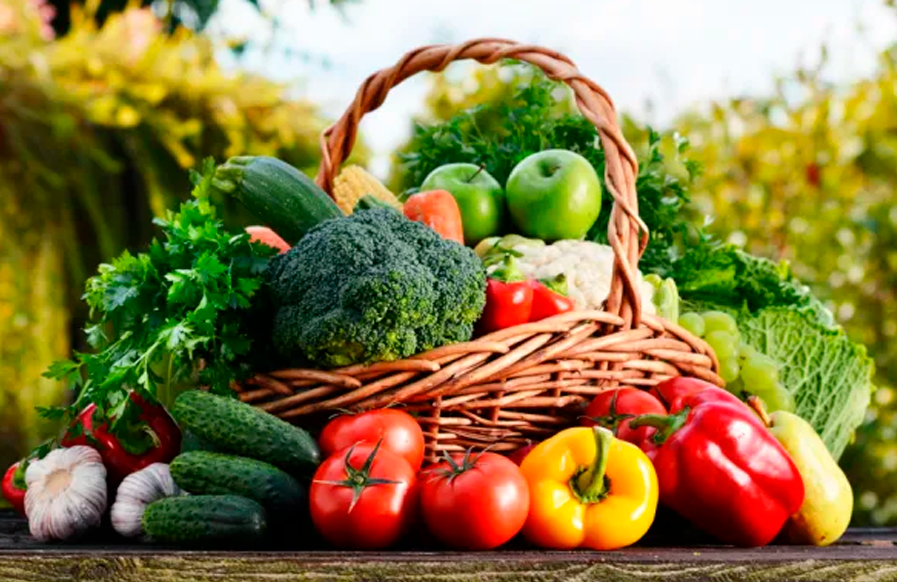 Alimentos recomendables como verduras pueden ayudar a prevenir la pancreatitis.