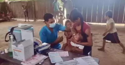 Vacunacin por tos ferina en zonas alejadas de Loreto