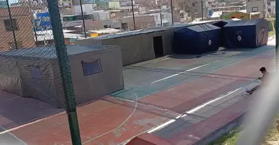 Familias en Cerro Colorado viven en parque tras incendio que consumió su casa.