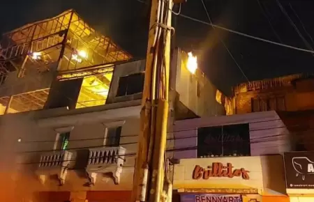 Incendio en Arequipa destruye 12 fábricas de muebles.