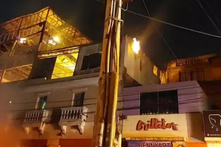 Incendio en Arequipa destruye 12 fbricas de muebles.