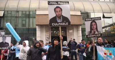 Hinchas de Sporting Cristal exigieron la salida de Joel Raffo.