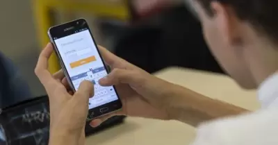 Nueva York aplicará prohibición de celulares en colegios públicos