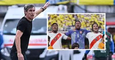 Oscar Ibáñez felicitó a sus jugadores tras empate ante Colombia.