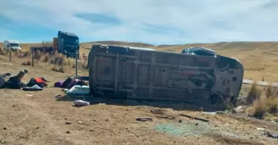 Cantante y animador fallecen tras accidente de miniván en Cusco.